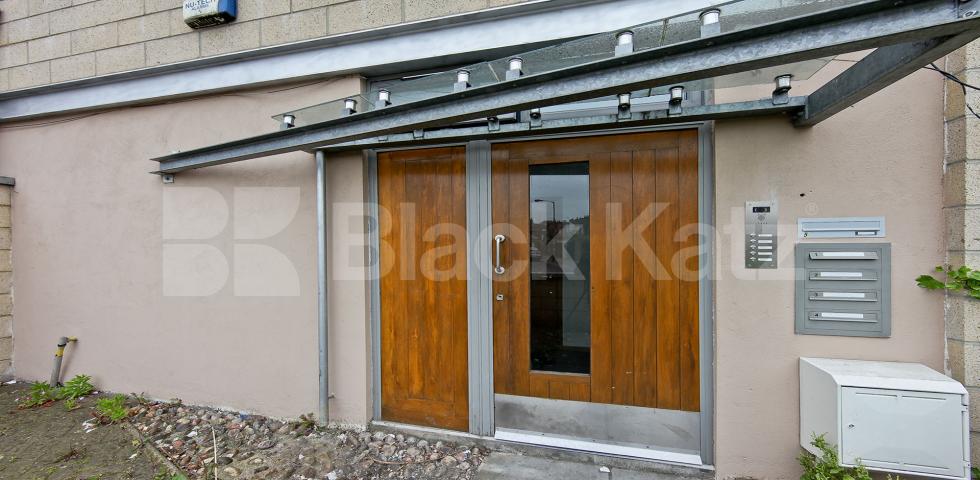 			LET , 2 Bedroom, 1 bath, 1 reception Penthouse			 Totterdown Street, Tooting Broadway